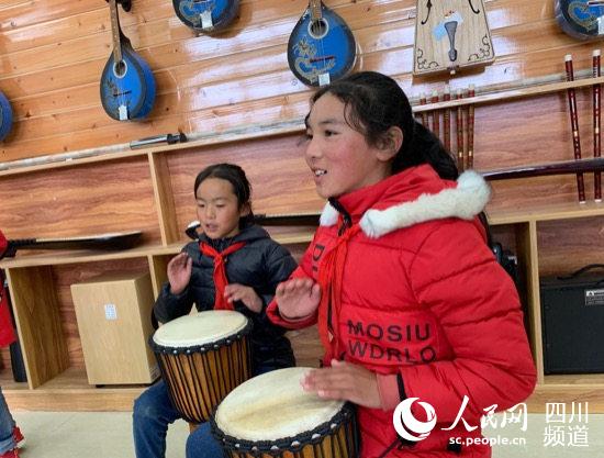 民族樂(lè)器興趣小組的學(xué)生們正在練習(xí)音樂(lè)。（高婉汀 攝）