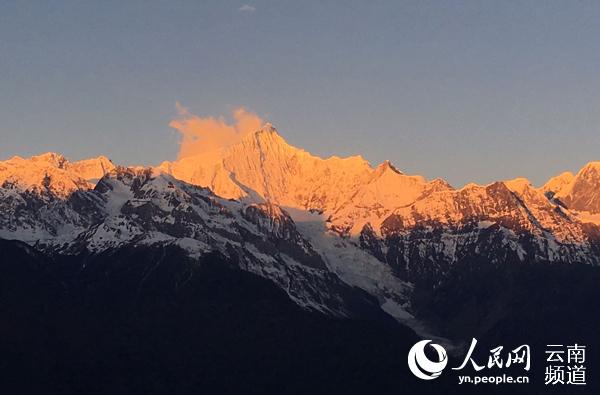 迪慶梅里雪山“日照金山”景觀。（供圖）