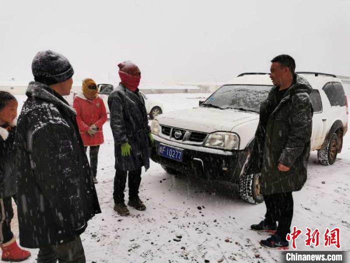 圖為扎西鬧吾(右一)與當(dāng)?shù)啬翍艚徽?。郵儲銀行青海省分行供圖