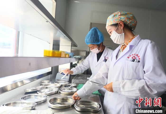7月下旬，夏河縣人民醫(yī)院醫(yī)生進行手術(shù)用具的消毒清潔?！「哒?攝
