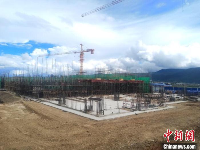 圖為香格里拉站實(shí)現(xiàn)封頂。中國鐵路昆明局集團(tuán)供圖