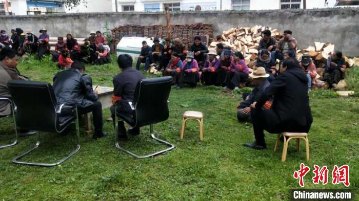 村民接受防火常識(shí)教育。若爾蓋縣林業(yè)和草原局供圖