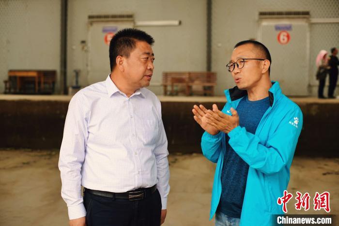 天?？h委書記李鵬(左)接受自媒體“碼頭青年”主編林飛(右)采訪。　闕道華 攝