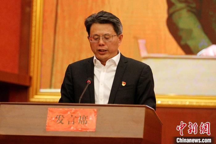 圖為果洛州委常委、副州長(zhǎng)、上海市援青聯(lián)絡(luò)組組長(zhǎng)馮志勇總結(jié)對(duì)口支援十年工作?！」逯菸麄鞑抗﹫D 攝
