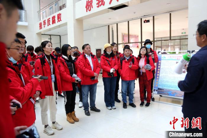 圖為中外媒體采訪三江源國家公園瀾滄江源園區(qū)生態(tài)保護(hù)成效。　張?zhí)砀?攝