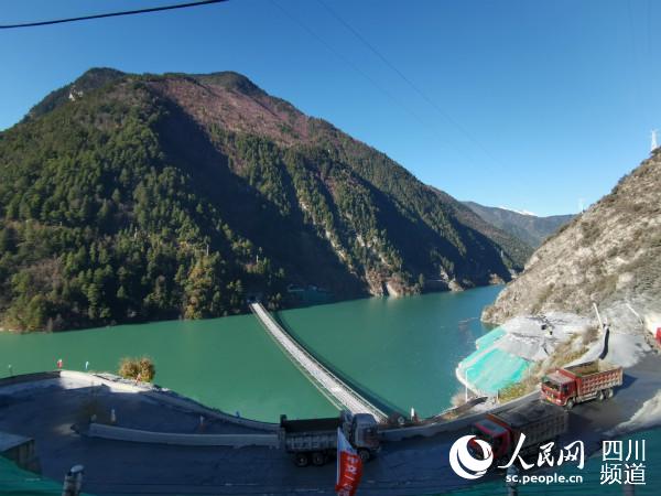 這條單跨353米索道橋，是全國最長的民用重載索道橋，技術(shù)要求高，施工難度極大。僅完成進(jìn)行便道、索道橋施工就用了一年時(shí)間。郭瑩 攝