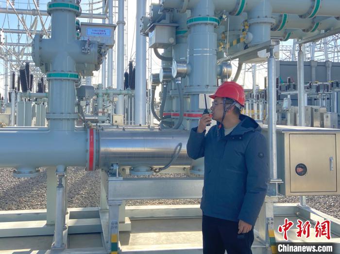 圖為國(guó)網(wǎng)青海檢修公司專業(yè)人員在沙柳變電站驗(yàn)收設(shè)備。　唐胥 攝