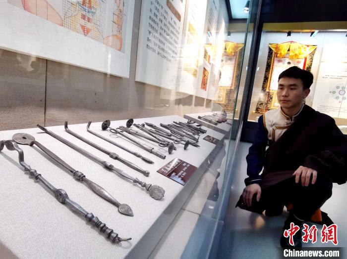 圖為陳展的藏醫(yī)手術器械?！?zhí)砀?攝