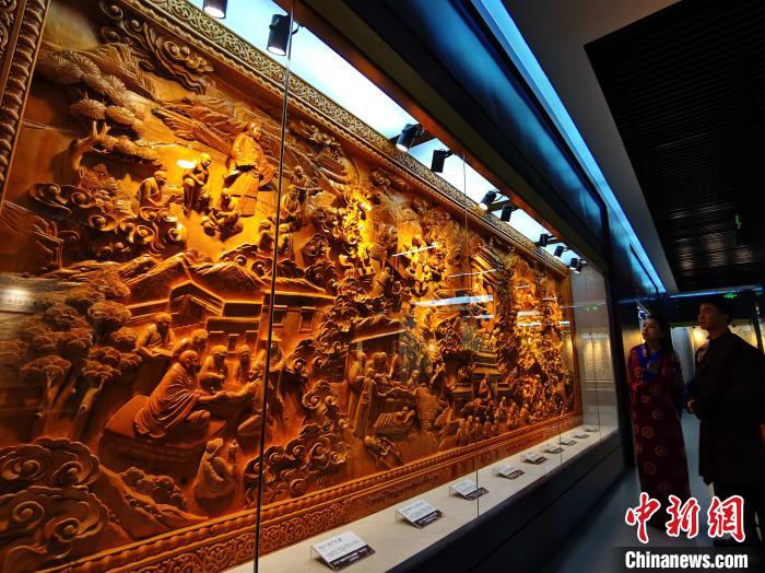 圖為青海大學(xué)民族醫(yī)學(xué)博物館陳展的歷代知名藏醫(yī)浮雕。　張?zhí)砀?攝