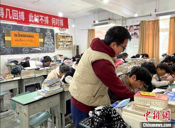 學(xué)生在免費(fèi)輔導(dǎo)班上課?！∧岈敵?攝