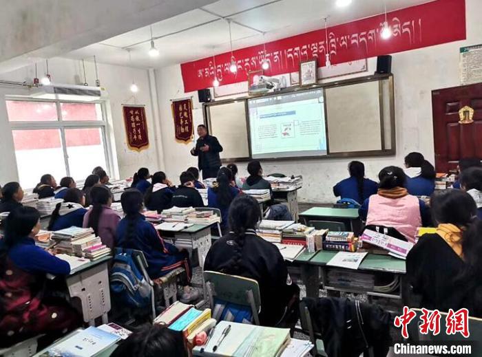 學(xué)生在免費輔導(dǎo)班上課。　尼瑪初 攝