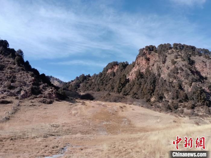 圖為坎布拉外圍地區(qū)的古火山口。孫揚益 供圖 孫揚益 供圖 攝