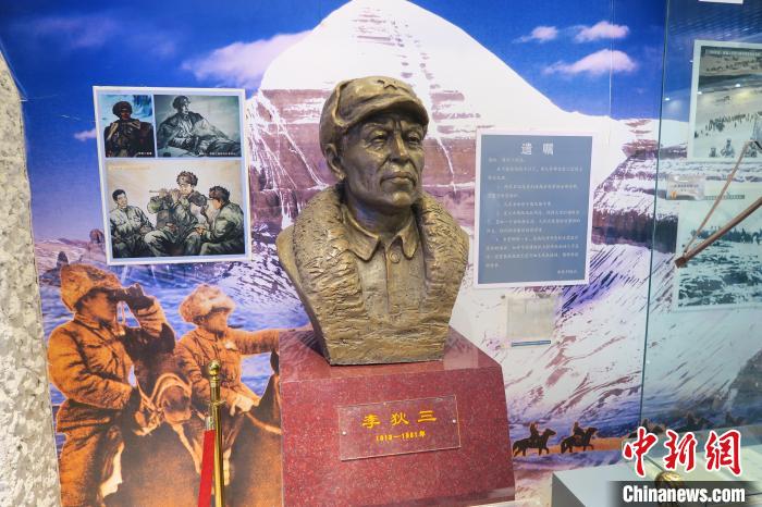 圖為南疆軍區(qū)某合成團1連榮譽室，雕像是進藏先遣英雄連總指揮李狄三。　楊程晨 攝