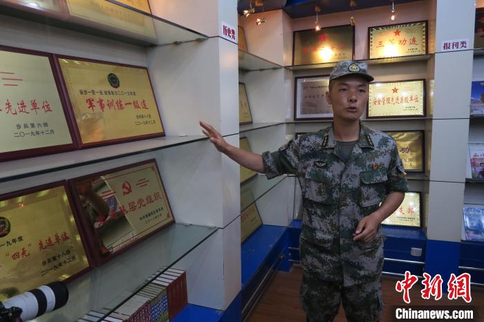 圖為南疆軍區(qū)某合成團1連連長齊楠?！畛坛?攝