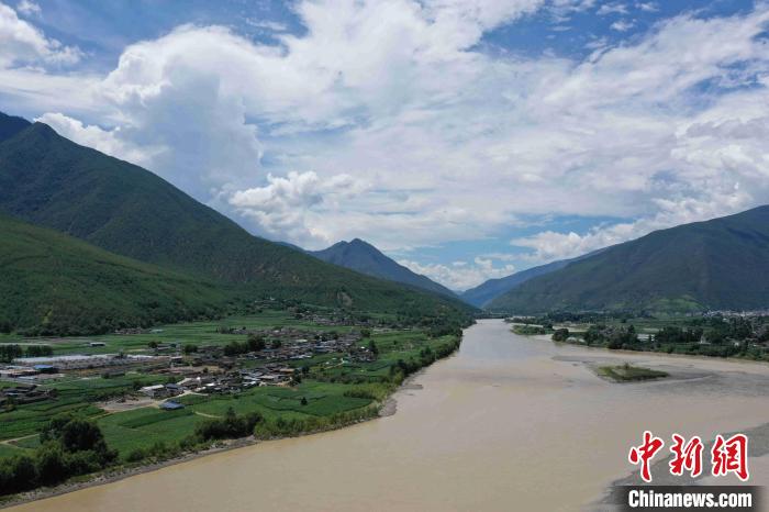 圖為航拍金江鎮(zhèn)，農(nóng)田里綠意盎然?！⑷疥?攝