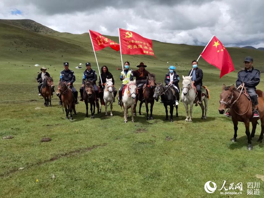 馬背宣講隊(duì)。巴登攝