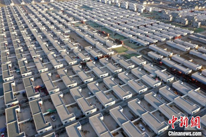 圖為蘭州新區(qū)移民安置區(qū)。　丁凱 攝