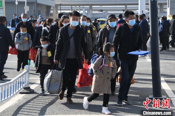 圖為搬遷民眾剛出火車站?！《P 攝