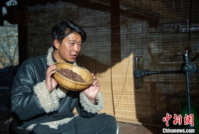洛桑在鏡頭前介紹家鄉(xiāng)特產(chǎn)?！⒅铱?攝