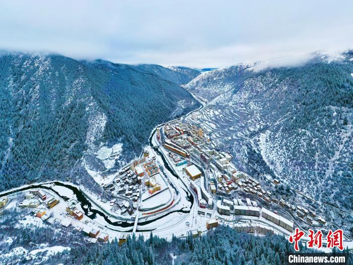 壤塘的雪后美景?！∪捞量h融媒體中心供圖