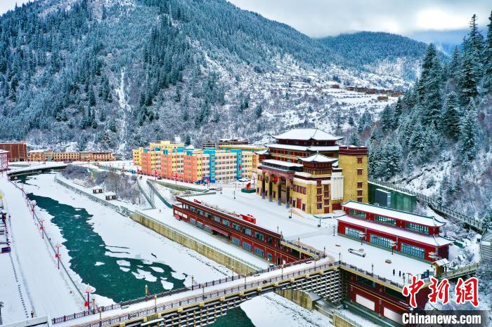 壤塘的雪后美景?！∪捞量h融媒體中心供圖