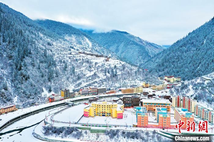 壤塘的雪后美景?！∪捞量h融媒體中心供圖
