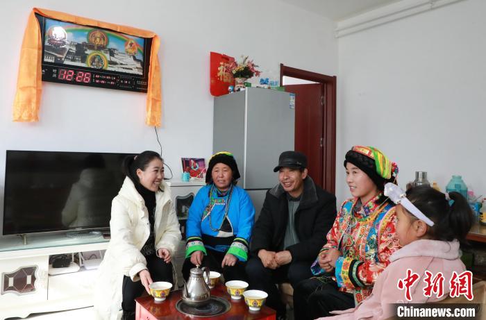 新家是兩層小樓房，一樓布置得充滿現(xiàn)代感，喝著藏式奶茶，一家人聊著今年春節(jié)怎么過。　丁思 攝
