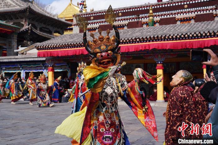 圖為塔爾寺僧侶進(jìn)行“跳欠”儀式。　馬銘言 攝