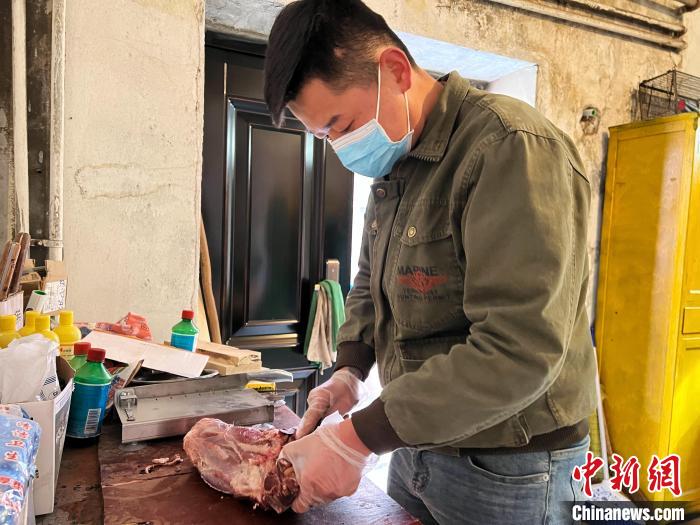圖為雪豹“奶爸”史壽軍正在準(zhǔn)備投喂雪豹的食材?！●R銘言 攝