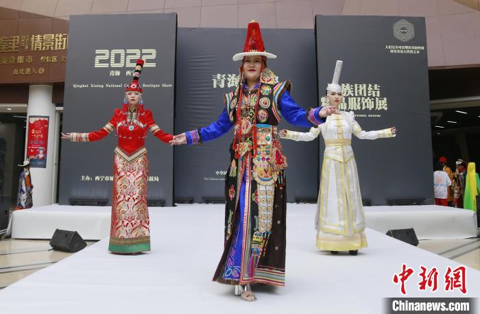 圖為模特展示蒙古族服飾?！●R銘言 攝