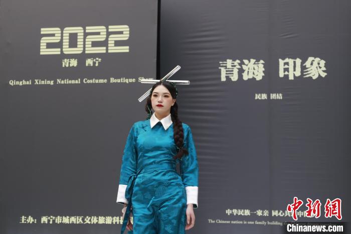 圖為模特展示少數(shù)民族服飾。　馬銘言 攝