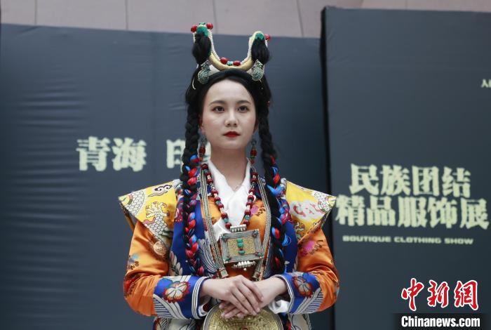 圖為模特展示藏族服飾?！●R銘言 攝