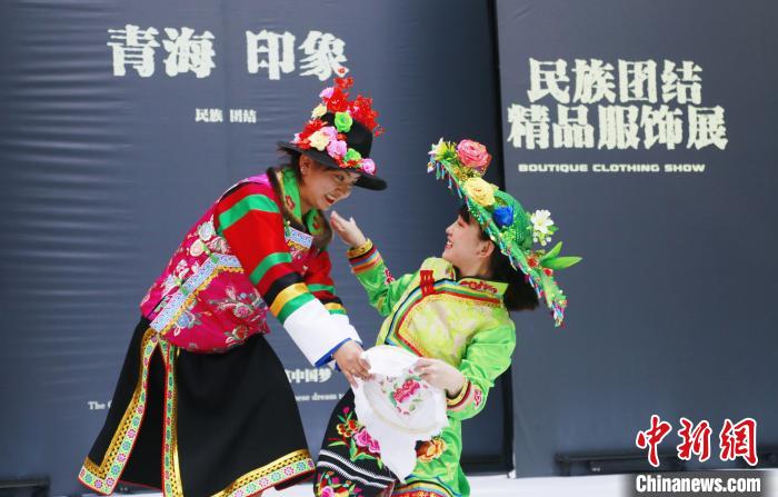 圖為模特身穿土族服飾進(jìn)行“土族刺繡”表演?！●R銘言 攝