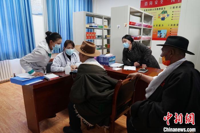 圖為骨科醫(yī)生為敬老院老人們進(jìn)行集中檢查?！●R銘言 攝