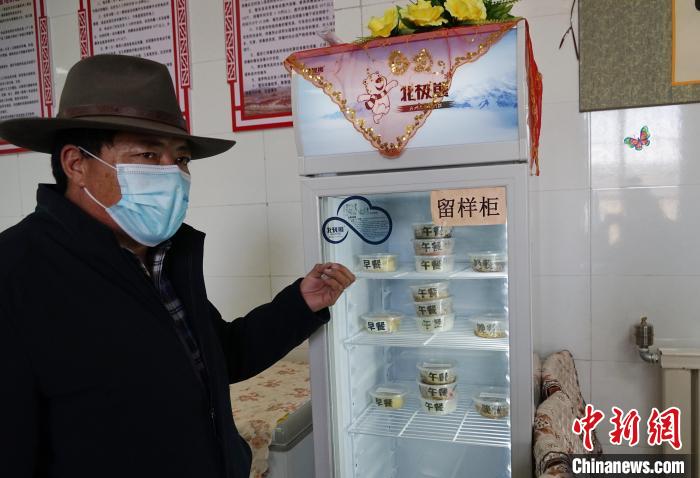 圖為敬老院院長(zhǎng)德高介紹，老人們的三餐均有留樣記錄?！●R銘言 攝