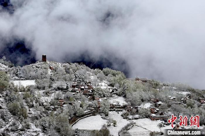 雪后的藏寨和碉樓構(gòu)成美麗的雪景。　降初澤郎 攝