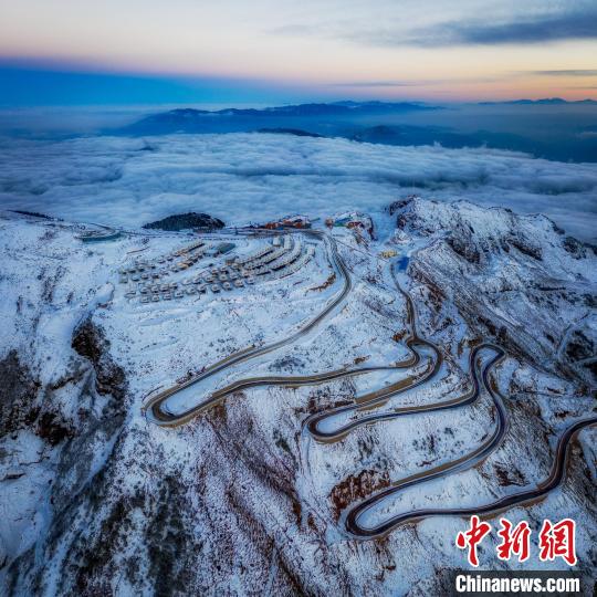 雪后的牛背山山頂和崎嶇的公路?！±顒P 攝