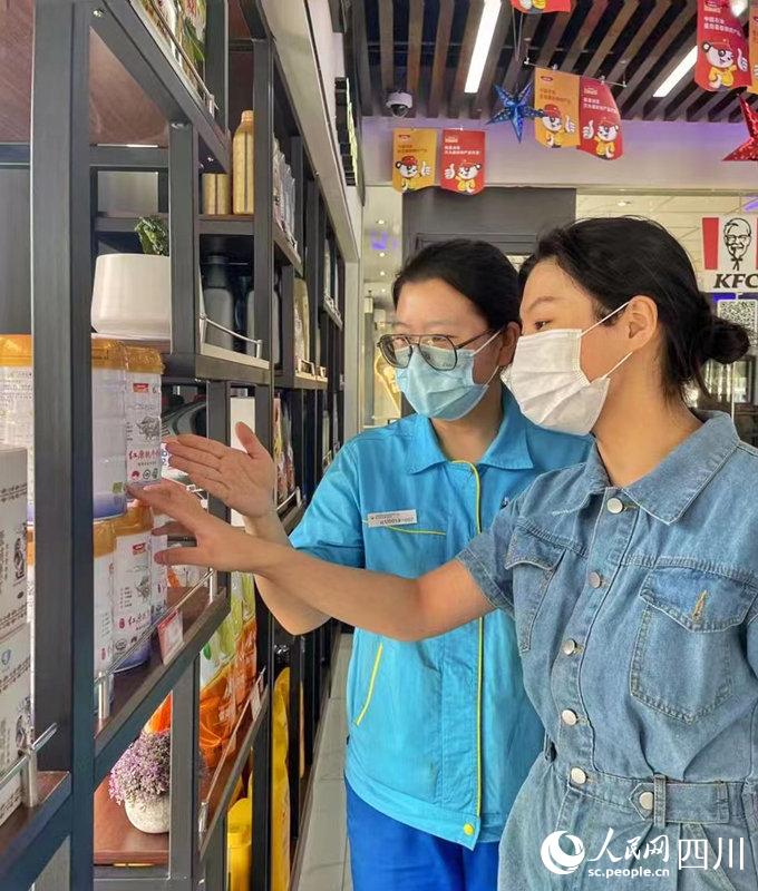 顧客可以在川內(nèi)中國石油加油站便利店內(nèi)選購到品質(zhì)純正的紅原奶粉。張霞攝