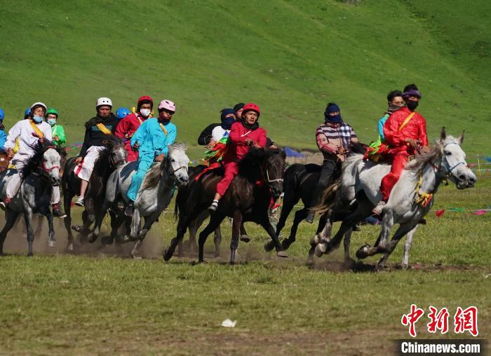 圖為選手進(jìn)行3000米賽馬比賽?！●R銘言 攝