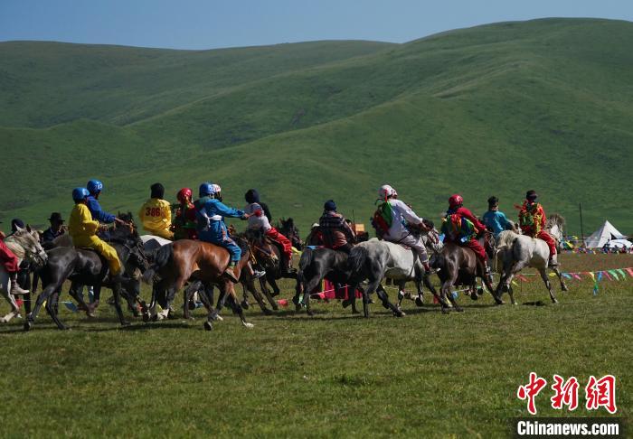 圖為選手進(jìn)行3000米賽馬比賽?！●R銘言 攝