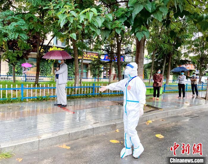 高原小城青海尖扎抗疫見聞：柔肩亦可擔(dān)重任，夫妻檔聞令而動