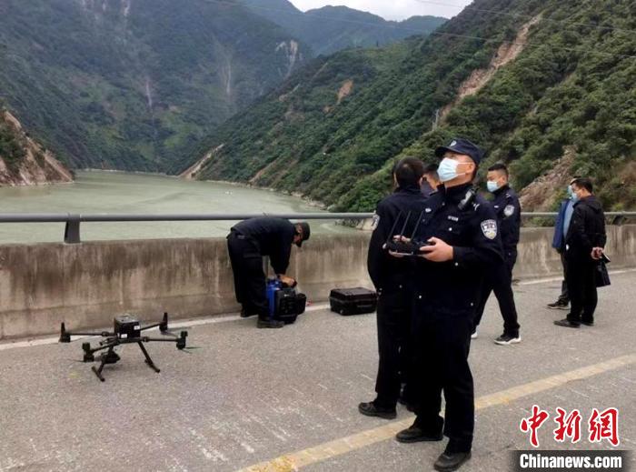 民警組成的搜尋隊(duì)利用無(wú)人機(jī)在震區(qū)開(kāi)展空中巡查?！「首沃莨簿止﹫D
