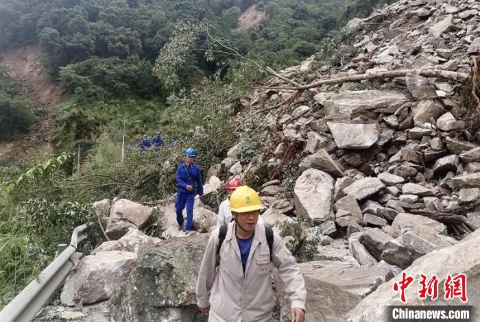 電力搶險人員徒步通過垮塌路段?！∷拇娏﹫D