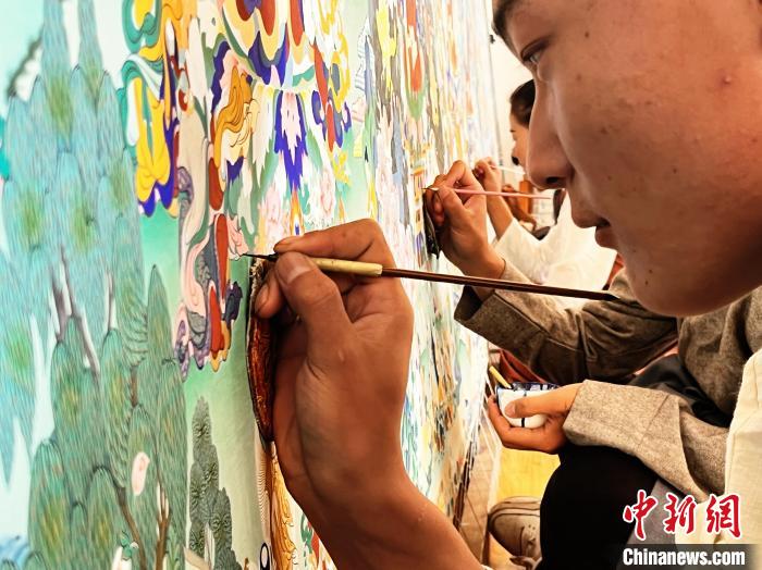 圖為畫師繪畫唐卡?！●R文莉 供圖