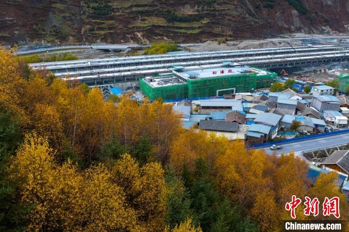 正在建設(shè)的成蘭鐵路松潘站。　劉忠俊 攝