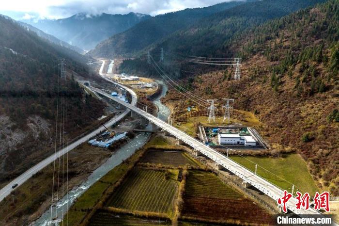 穿越山谷的成蘭鐵路川主寺至黃勝關(guān)段?！⒅铱?攝