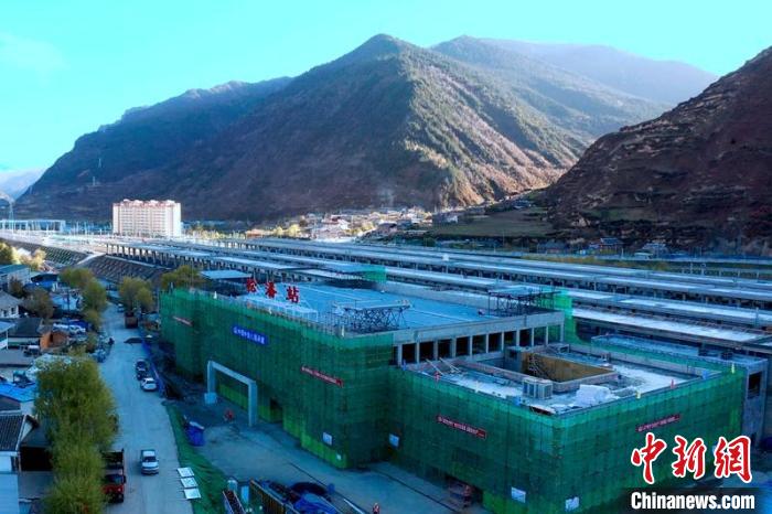 正在建設(shè)中的成蘭鐵路松潘站?！⒅铱?攝