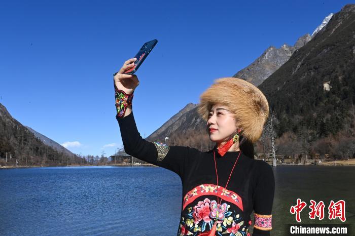 游人在畢棚溝景區(qū)拍照留念?！“苍?攝