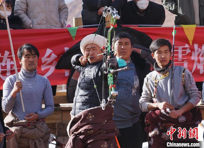 圖為藏族民眾比拼射箭技藝。　馬銘言 攝