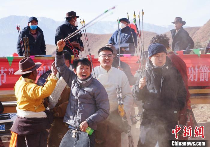 圖為藏族民眾跺腳歡呼慶祝弓箭手射中靶心?！●R銘言 攝